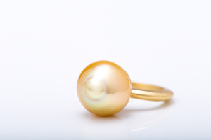 South Sea golden pearl in 18 karat yellow gold